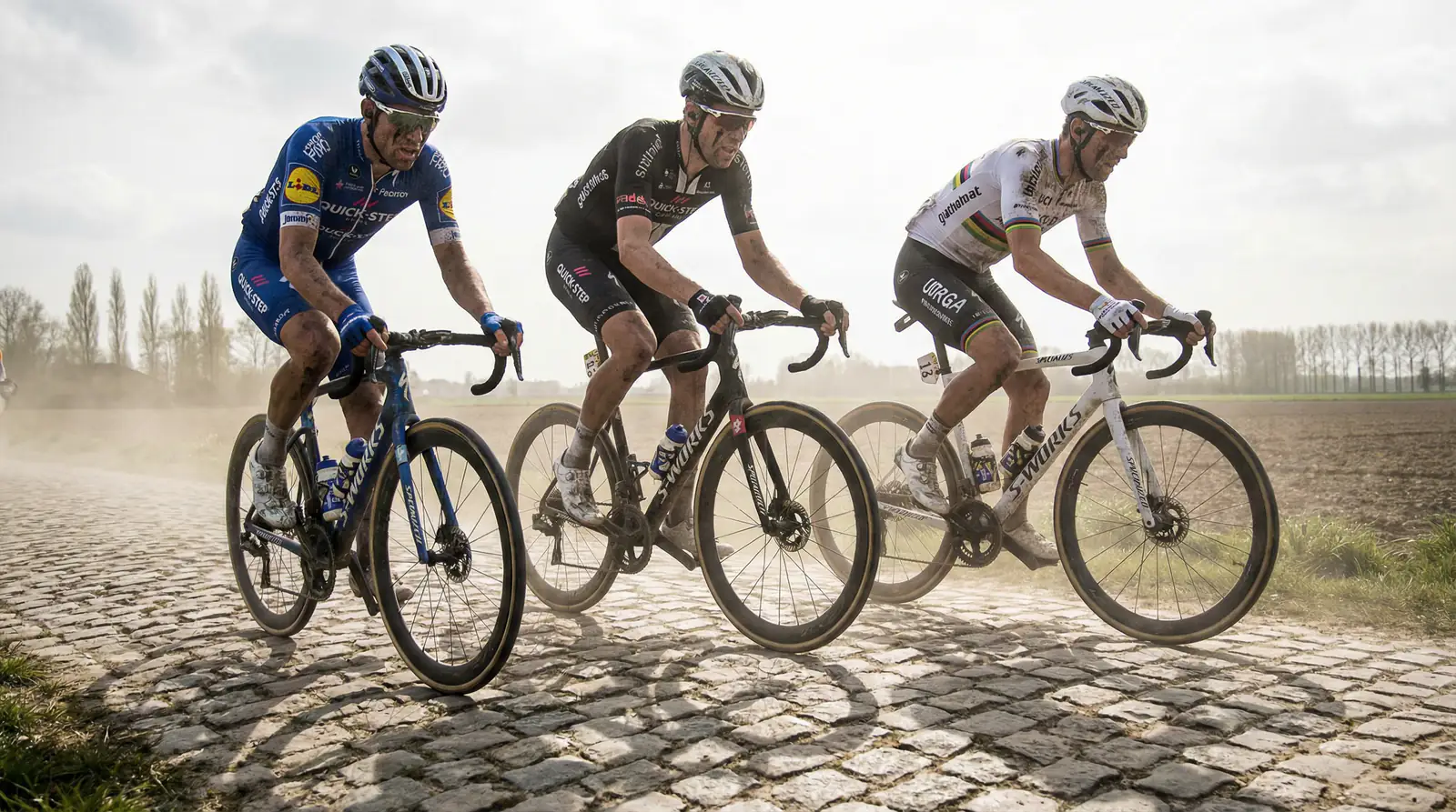 Ciclistas compitiendo sobre los adoquines de París-Roubaix